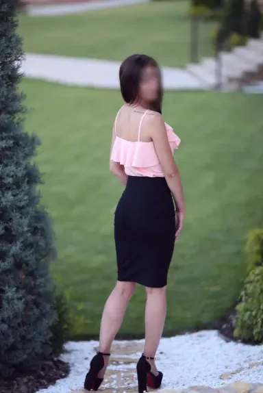 Amira, 27