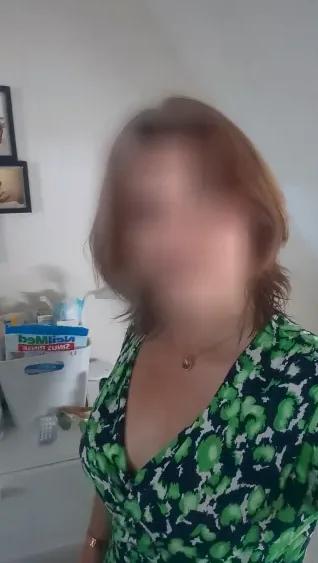 Ellen, 33